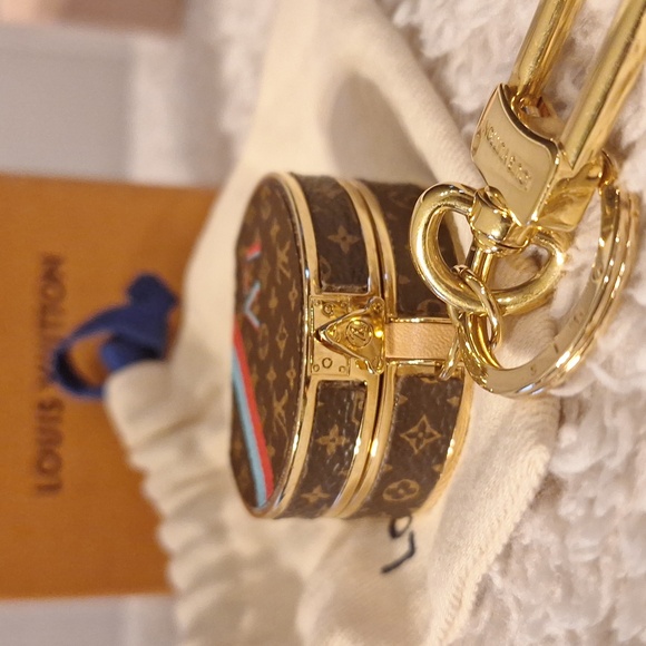 Louis Vuitton MonogramVisit Porte-Clé Boîte Chapeau Bag. - Picture 6 of 11